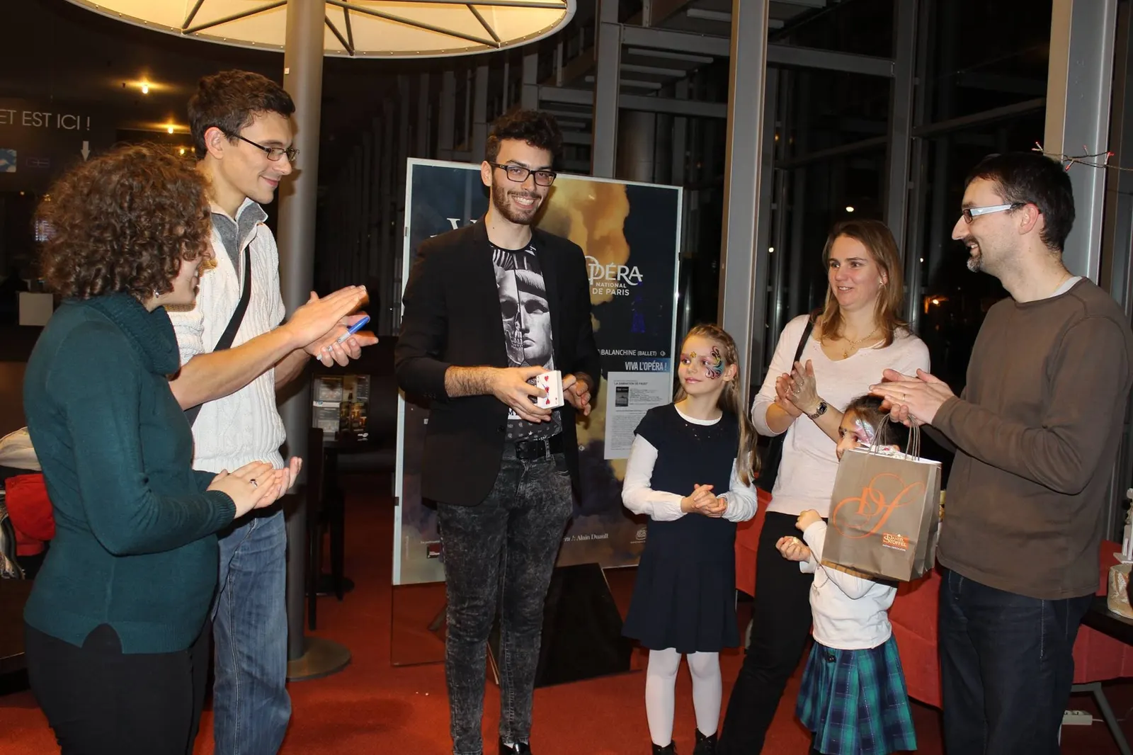 Sébastien Pieta, magicien professionnel, en close-up devant des invités lors d'un événement