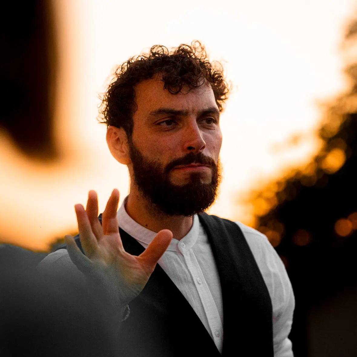 Sébastien Pieta, magicien professionnel, séquence de mentalisme en extérieur au coucher du soleil
