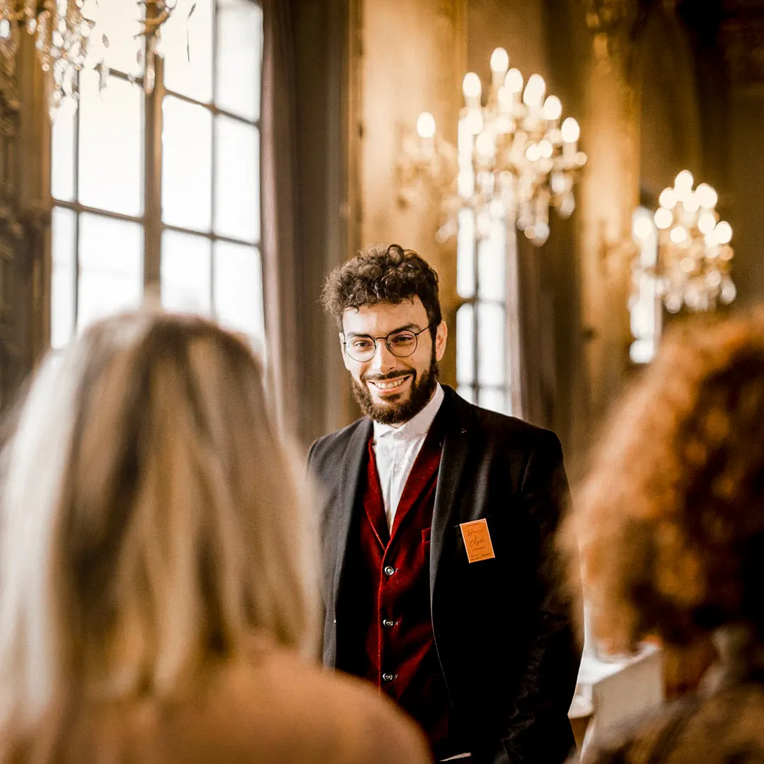 Sébastien Pieta, magicien professionnel, en costume lors d'un mariage dans un salon élégant