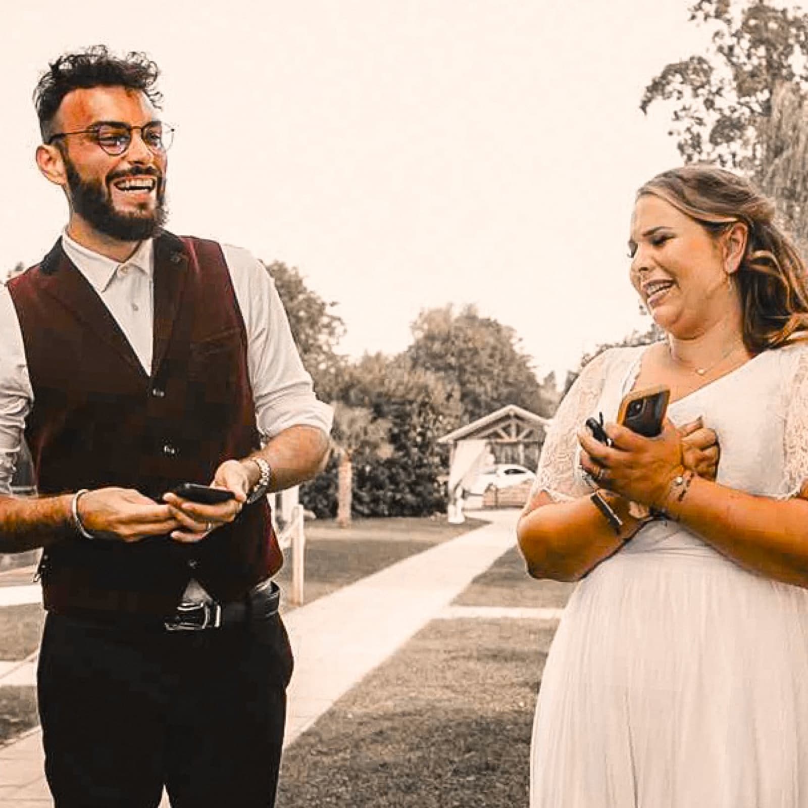 Sébastien Pieta, magicien professionnel, partageant un éclat de rire avec une mariée en extérieur