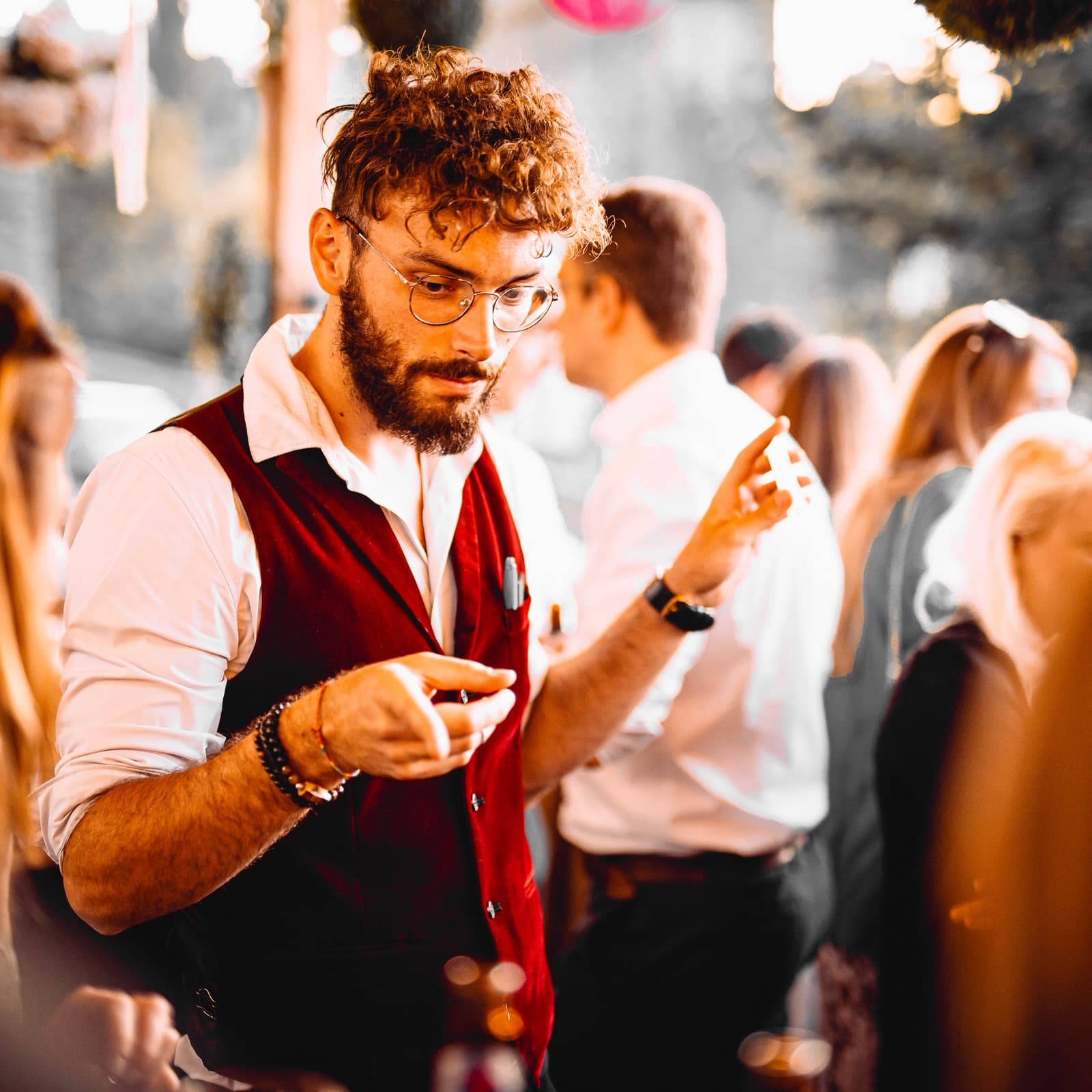 Sébastien Pieta, magicien professionnel, présentant un tour au milieu des invités d'une réception en extérieur